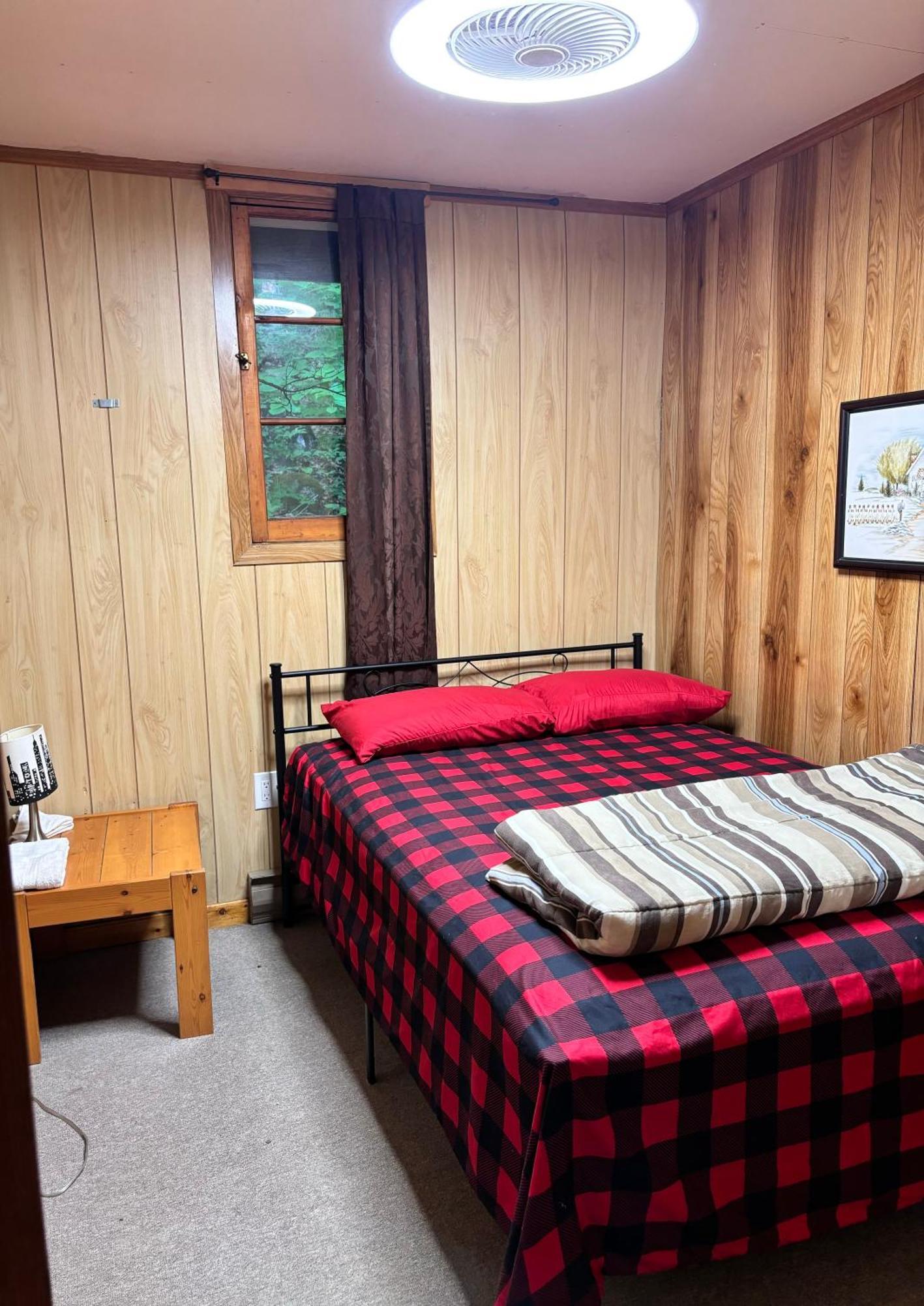 Lakefront Hideaway Resort Kawartha Lakes Oda fotoğraf